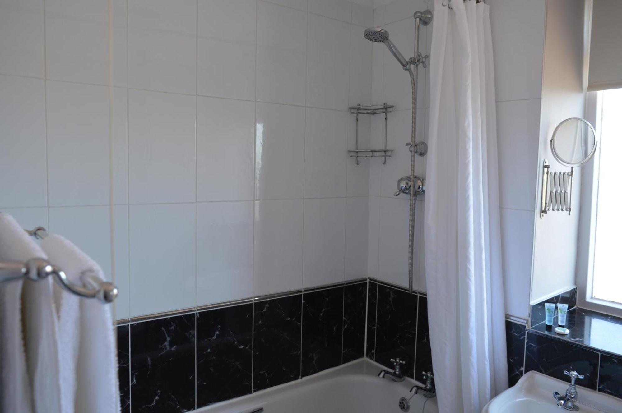 Inn The Arms Hotel, Somerset 4*